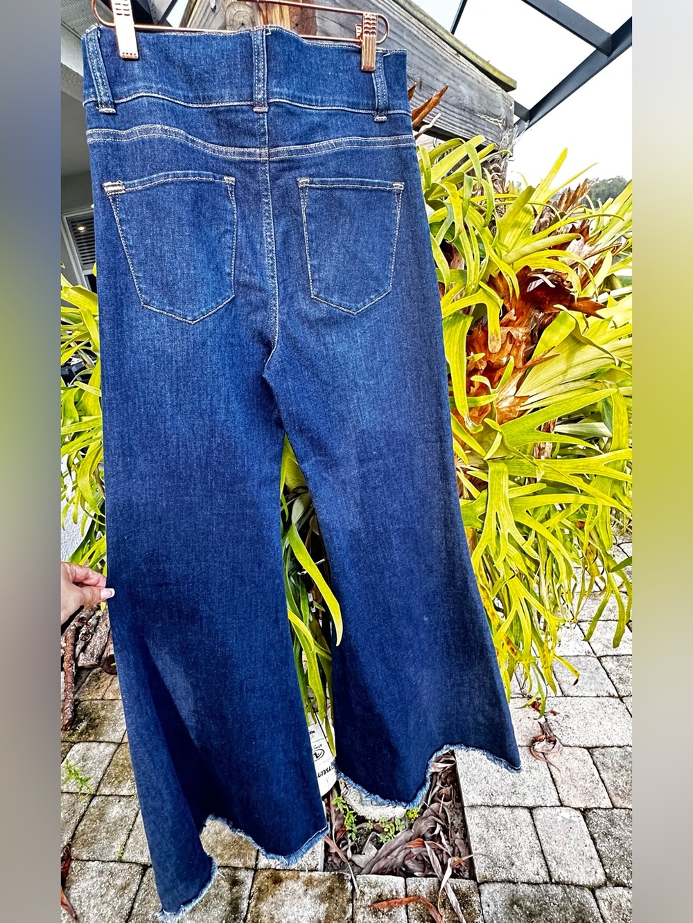Alice + Olivia High Rise Wide Leg Seamed Bell Jeans in a dark wash S 29 - Picture 5 of 12